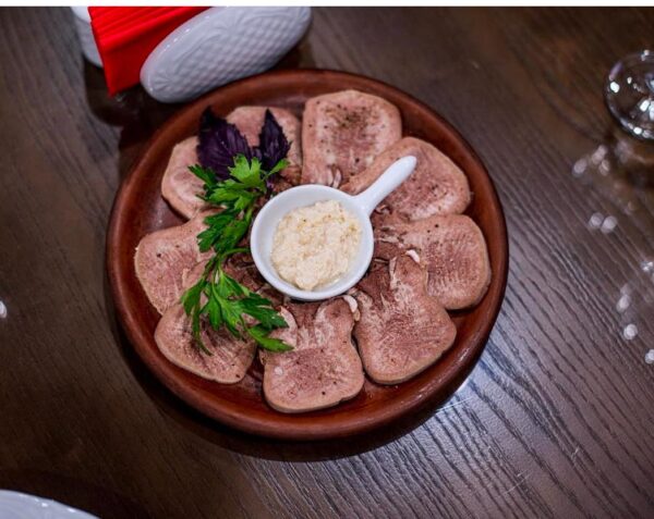 Язык говяжий отварной